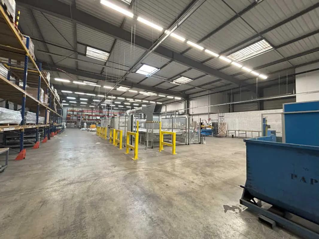 Light Industrial in La Courneuve to rent Building Photo- Image 1 of 6