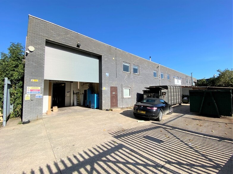 4-5 Roslin Rd, London to rent - Building Photo - Image 3 of 7