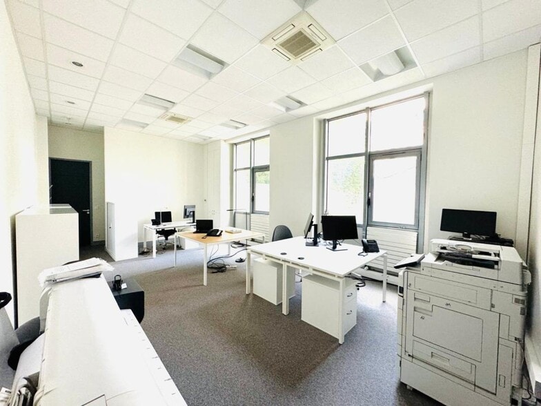 17 Rue Louis Rouquier, Levallois-Perret to rent - Building Photo - Image 2 of 5