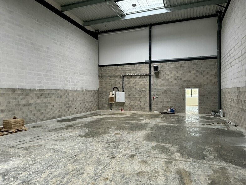 Light Industrial in Flins-sur-Seine for sale - Interior Photo - Image 3 of 7