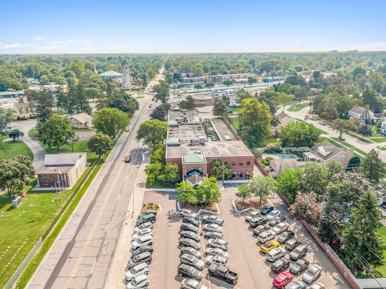 1695 W Twelve Mile Rd, Berkley, MI for rent - Building Photo - Image 3 of 7