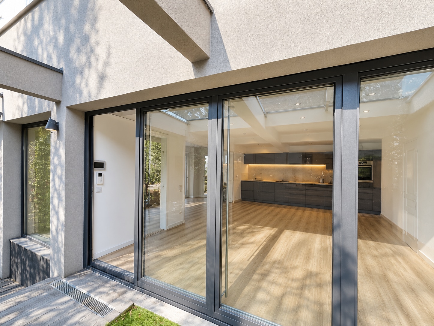 Office in Le Pré-Saint-Gervais for sale Primary Photo- Image 1 of 13