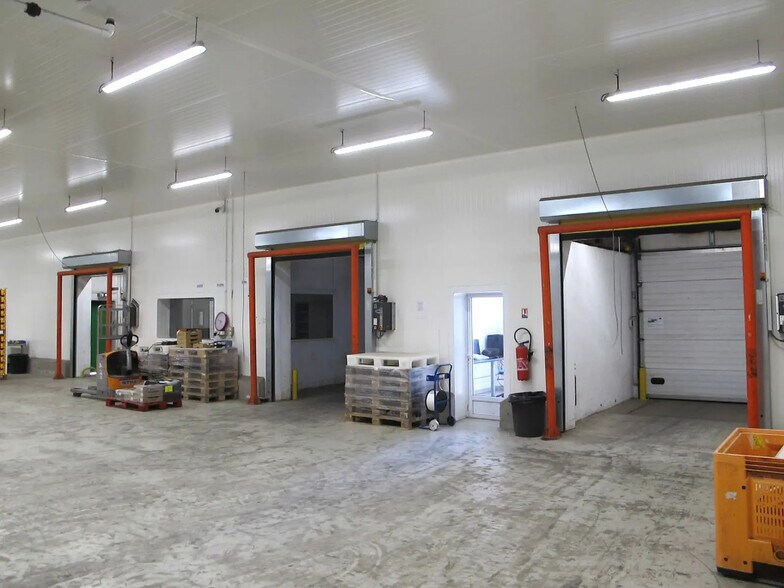 Industrial in Cavaillon for sale - Building Photo - Image 2 of 6