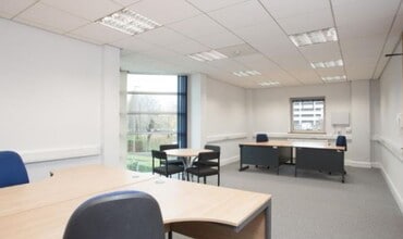 Queens Ave, Macclesfield to rent Interior Photo- Image 1 of 3