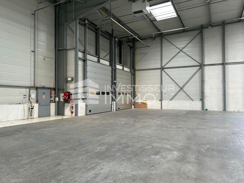 Industrial in Le Mesnil-Amelot to rent - Interior Photo - Image 2 of 10