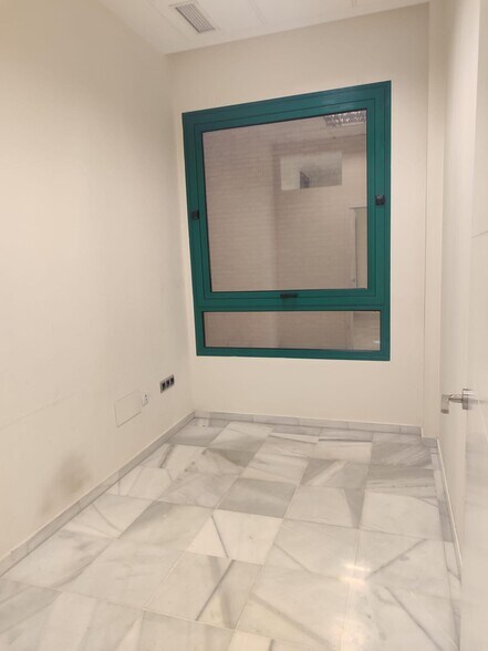 De Hytasa, Seville, Sevilla to rent - Building Photo - Image 3 of 10