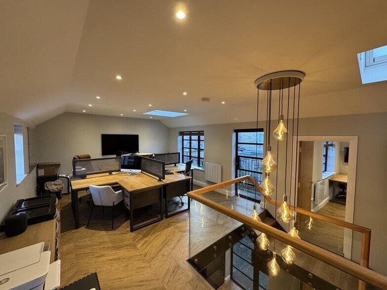 Sheen Ln, London to rent - Building Photo - Image 2 of 11