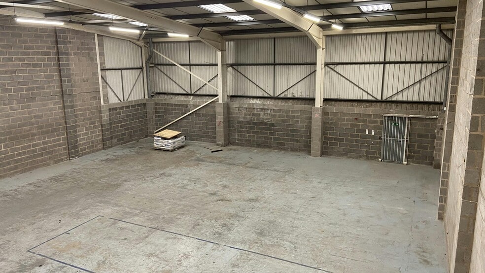 Henley Rd, Coventry to rent - Building Photo - Image 3 of 10