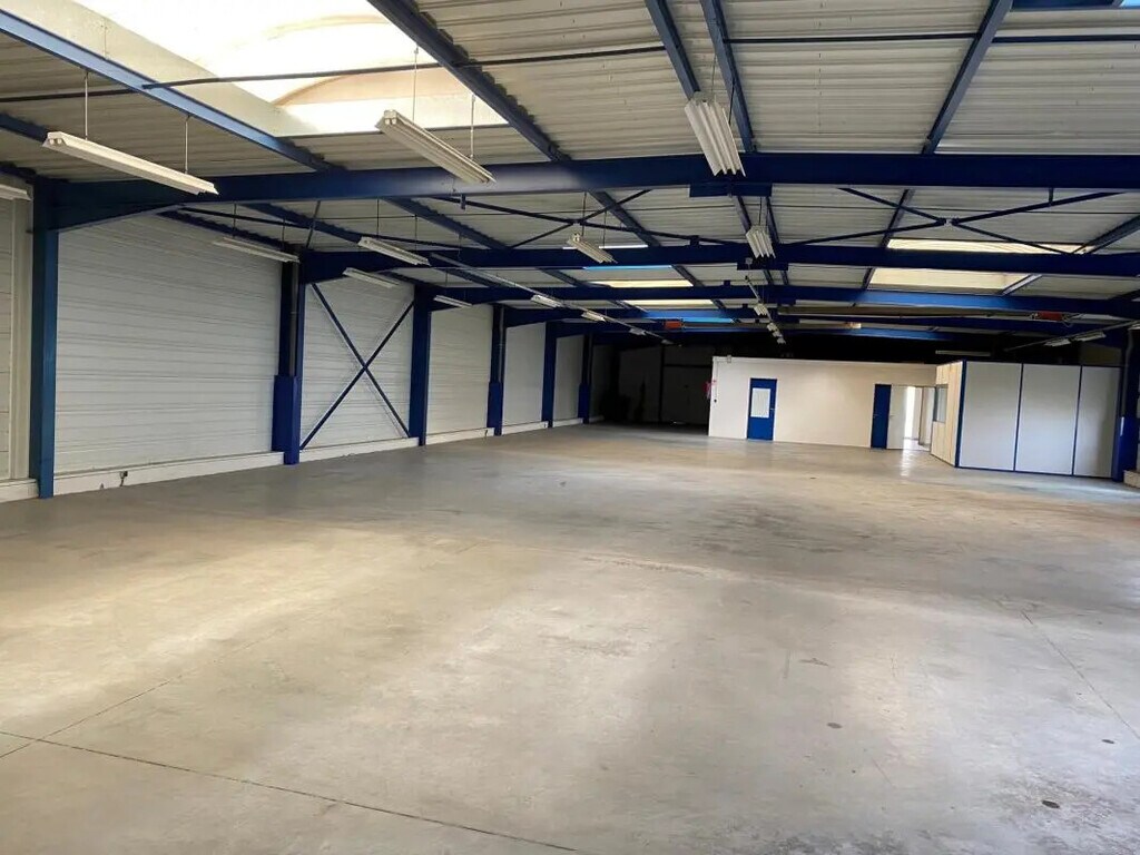 Location Entrepôt 645 m² - Photo 1