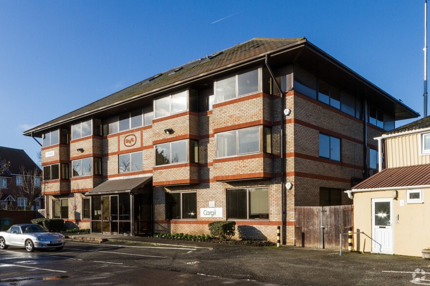 SVT Maldon portfolio of 2 properties for sale on LoopNet.co.uk - Primary Photo - Image 2 of 7