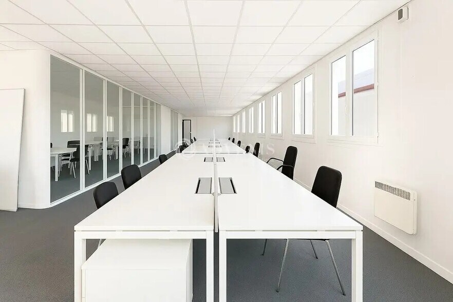 Office in Montrouge to rent - Interior Photo - Image 1 of 6