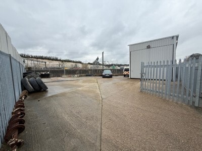 Lower Rd, Northfleet to rent Building Photo- Image 1 of 3