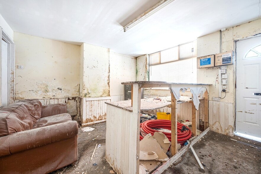136 Watson Rd, Blackpool for sale - Interior Photo - Image 2 of 7
