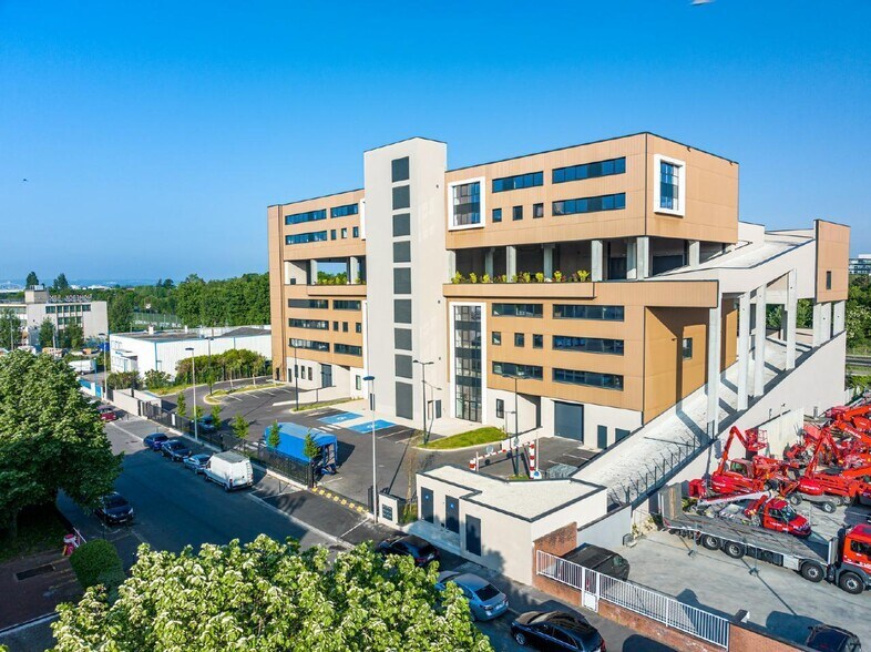 Light Industrial in Colombes to rent - Building Photo - Image 1 of 29
