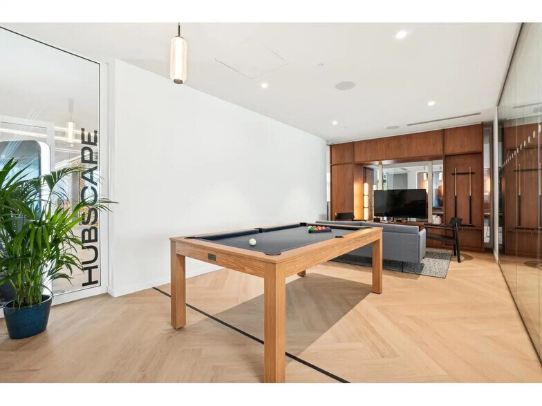 4 Place Du 8 Mai 1945, Levallois-Perret to rent - Building Photo - Image 3 of 39