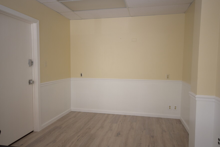 417 W Broad St, Falls Church, VA for rent - Interior Photo - Image 3 of 8