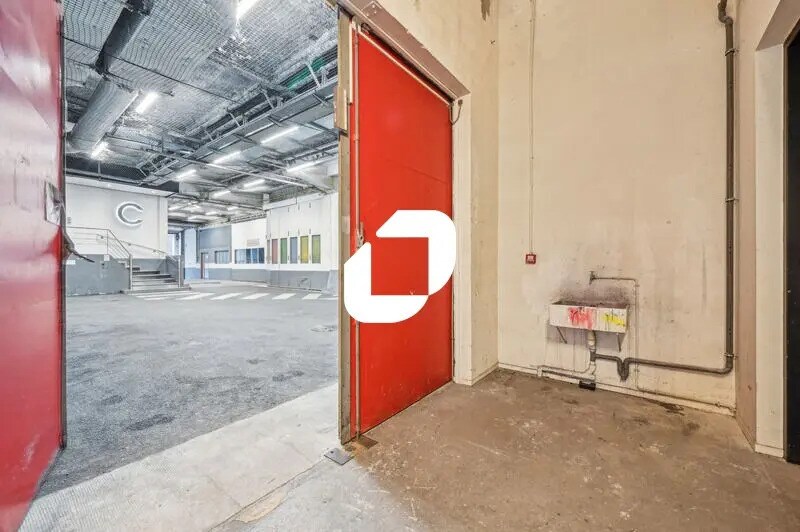 Retail in Vanves to rent - Building Photo - Image 2 of 12