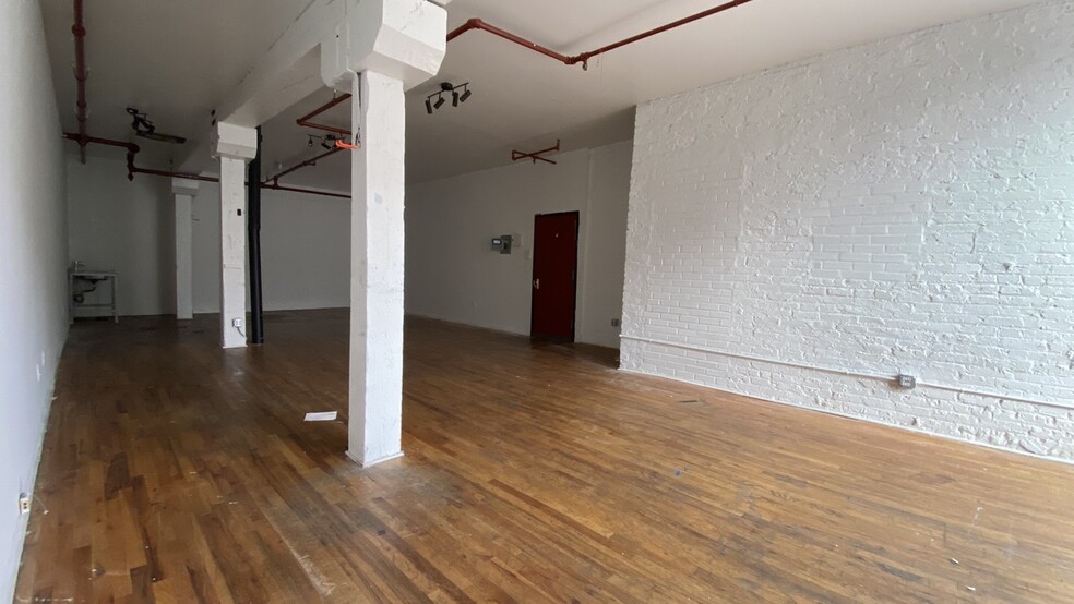 333 Scholes St, Brooklyn, NY for rent - Building Photo - Image 3 of 24