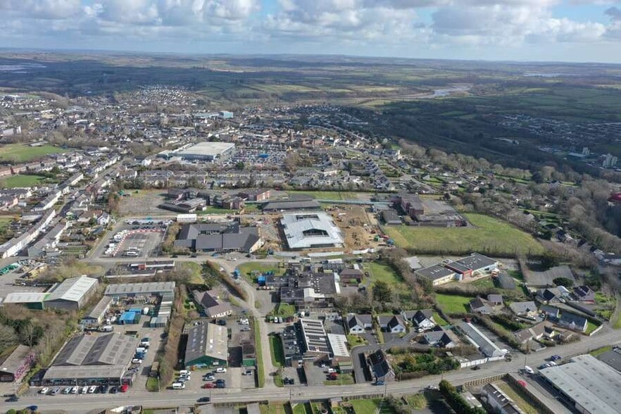 Two Former Education Buildings On Large portfolio of 2 properties for sale on LoopNet.co.uk - Building Photo - Image 2 of 3