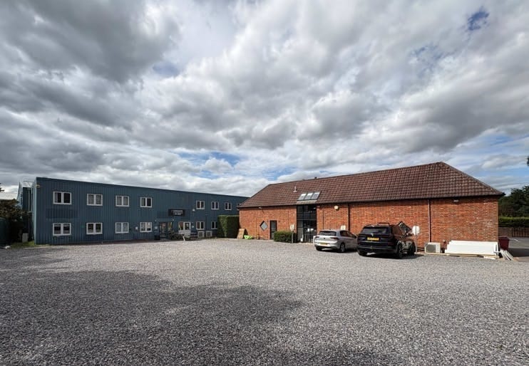Clewers Hl, Waltham Chase to rent Building Photo- Image 1 of 8