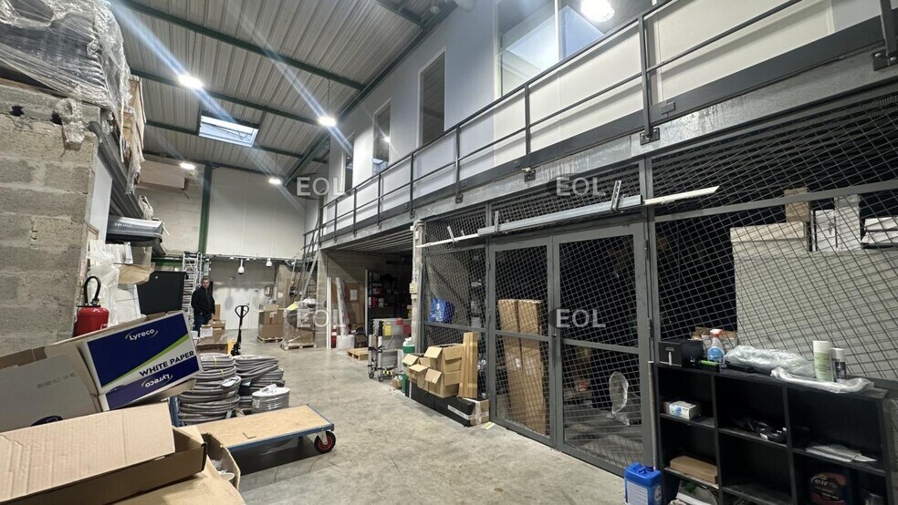 Light Industrial in Saint-Thibault-des-Vignes for sale - Interior Photo - Image 3 of 3