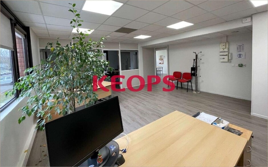 55 Rue Jean Bart, Labège to rent - Building Photo - Image 3 of 10
