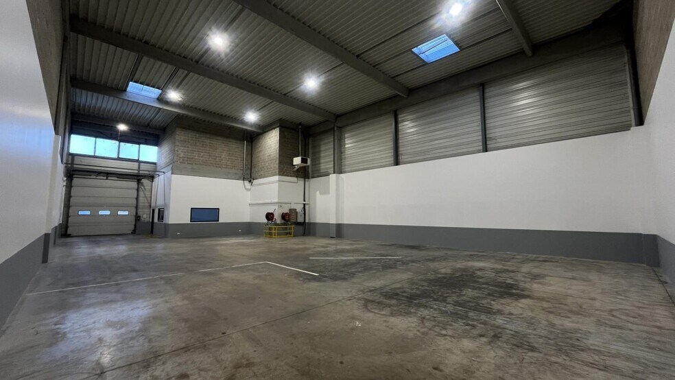 Industrial in Élancourt to rent - Interior Photo - Image 2 of 9