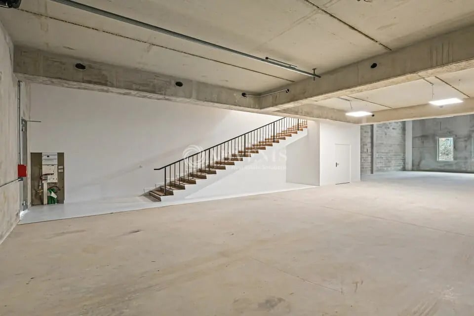 Location Local d'activités 517 m² - Photo 1