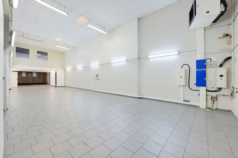 Light Industrial in Courbevoie to rent - Interior Photo - Image 3 of 15