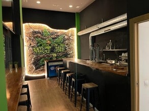 Retail in Madrid, Madrid to rent Interior Photo- Image 2 of 5