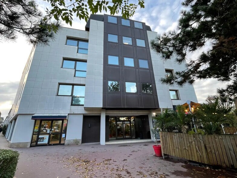 Office in Saint-Gratien to rent - Building Photo - Image 1 of 23