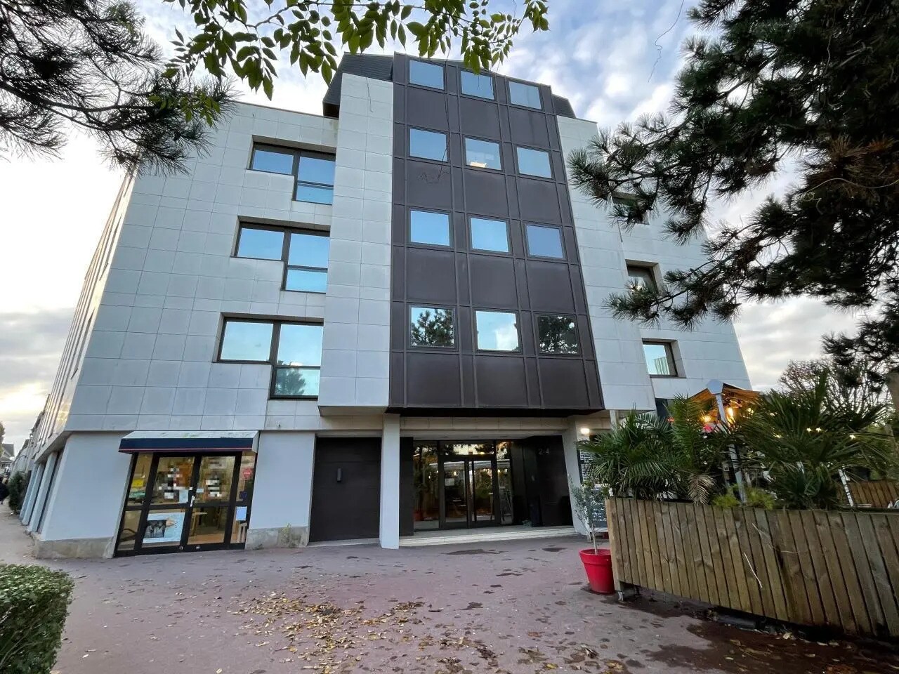 Office in Saint-Gratien to rent Building Photo- Image 1 of 24