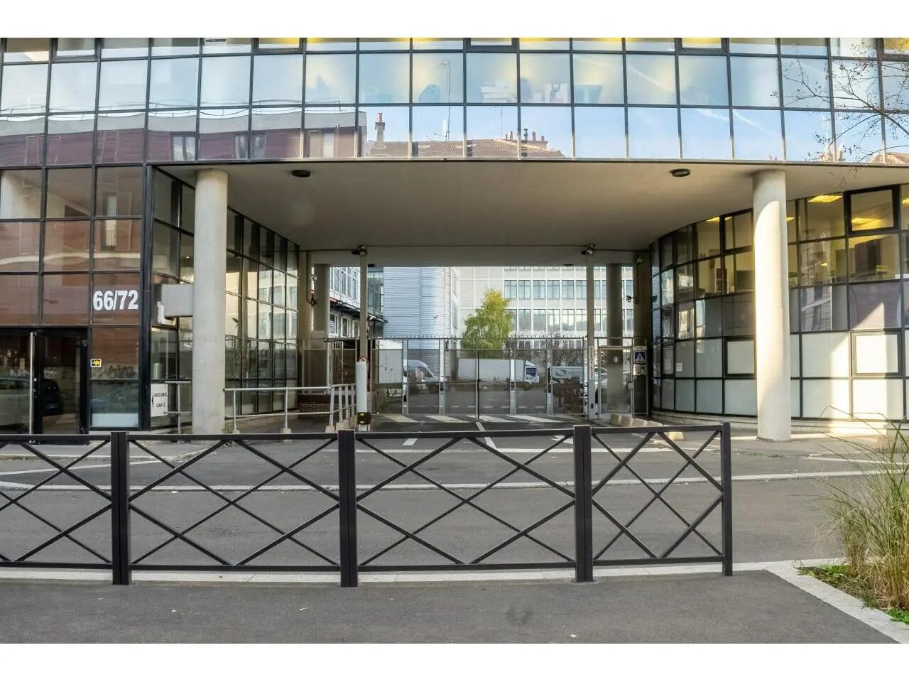 Office in Montreuil to rent Building Photo- Image 1 of 7