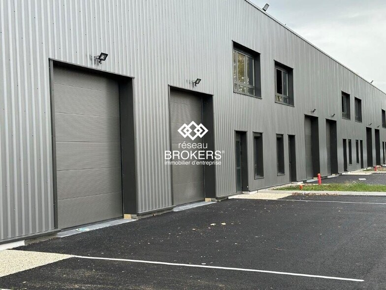 Light Industrial in Bourgoin-Jallieu to rent - Building Photo - Image 3 of 17
