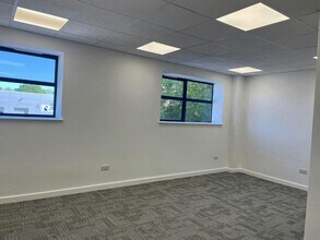 Enterprise Way, Hemel Hempstead to rent Interior Photo- Image 2 of 4