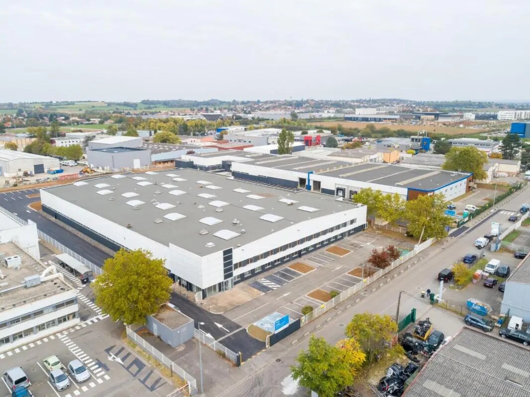 Light Industrial in Chassieu to rent Building Photo- Image 1 of 25