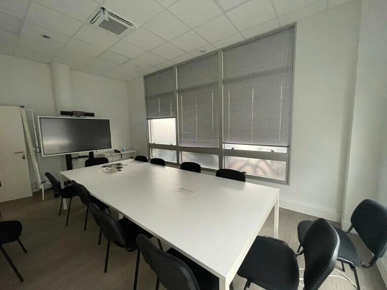 Office in Saint-Ouen-sur-Seine to rent - Interior Photo - Image 1 of 12