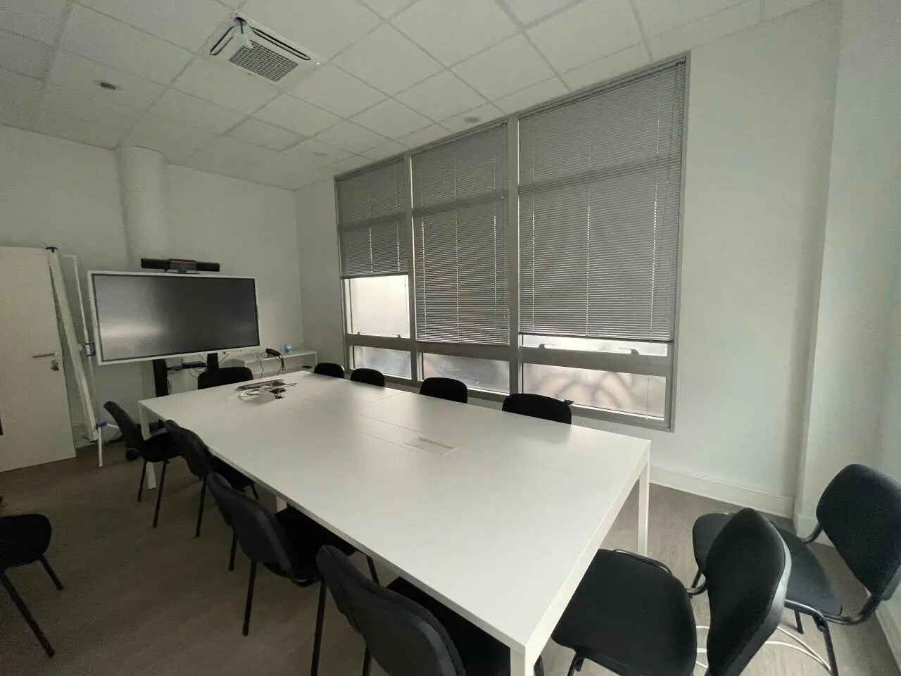 Office in Saint-Ouen-sur-Seine to rent Interior Photo- Image 1 of 13