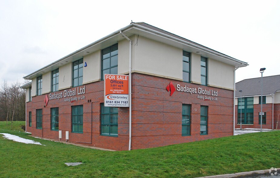Salmon Fields, Oldham to rent - Building Photo - Image 2 of 5