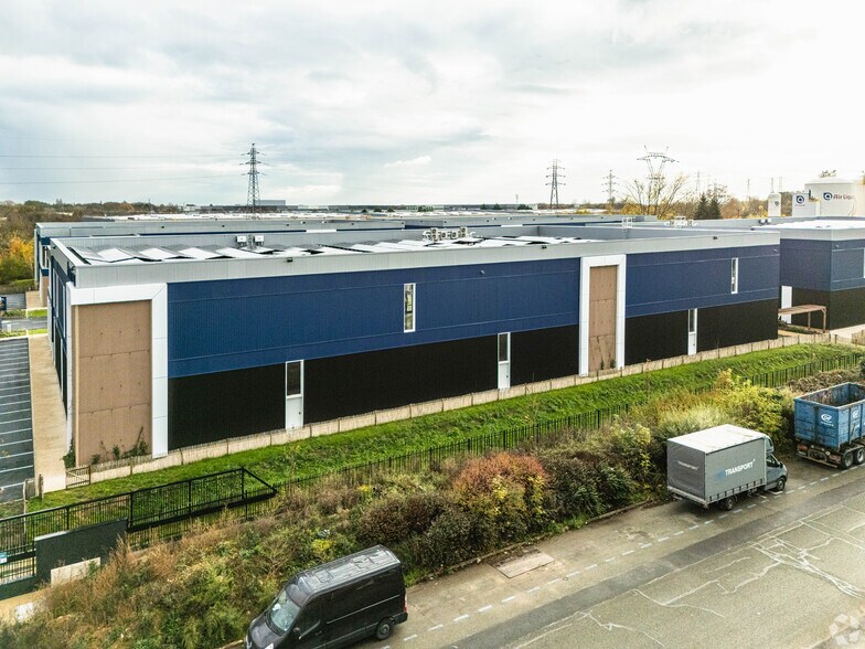 Light Industrial in Moissy-Cramayel to rent - Primary Photo - Image 2 of 11