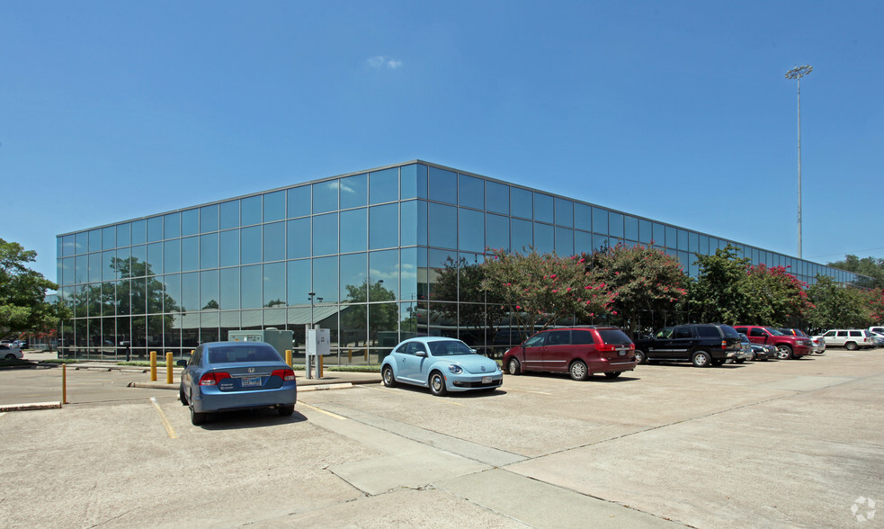 5005 Mitchelldale St, Houston, TX for rent - Building Photo - Image 1 of 17