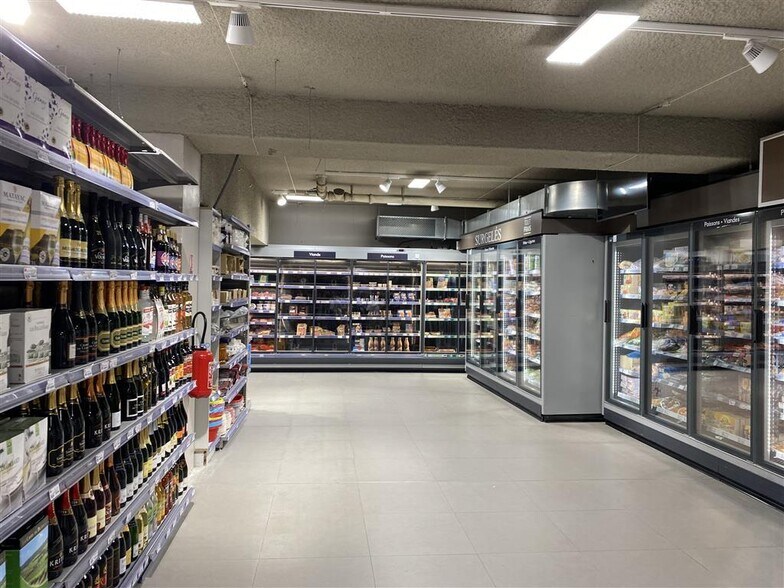 Retail in Paris to rent - Building Photo - Image 2 of 9