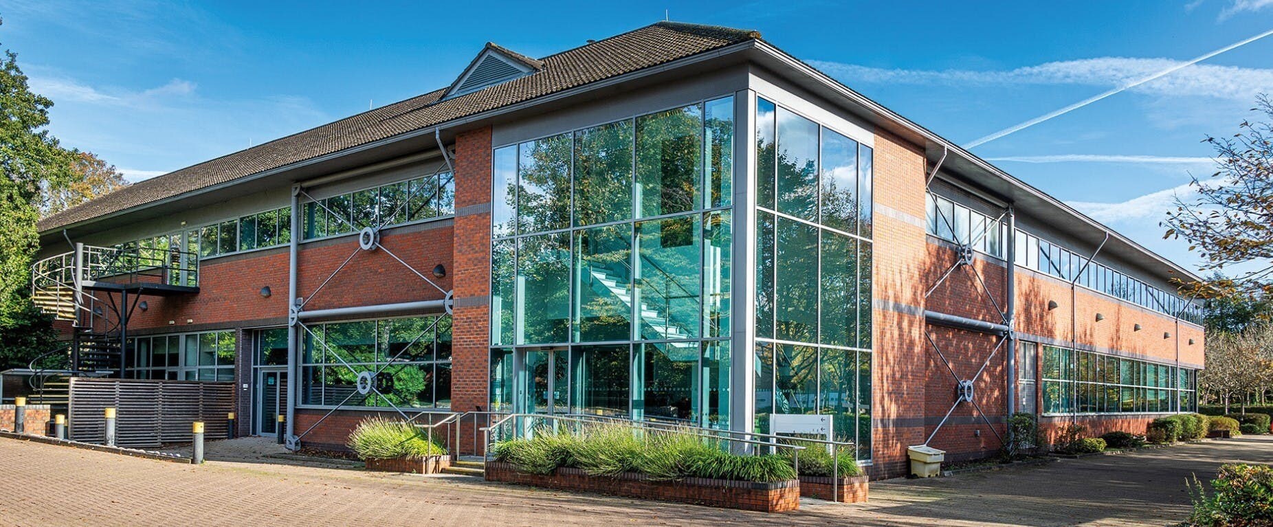 2 Millboard Rd, Bourne End to rent Building Photo- Image 1 of 5