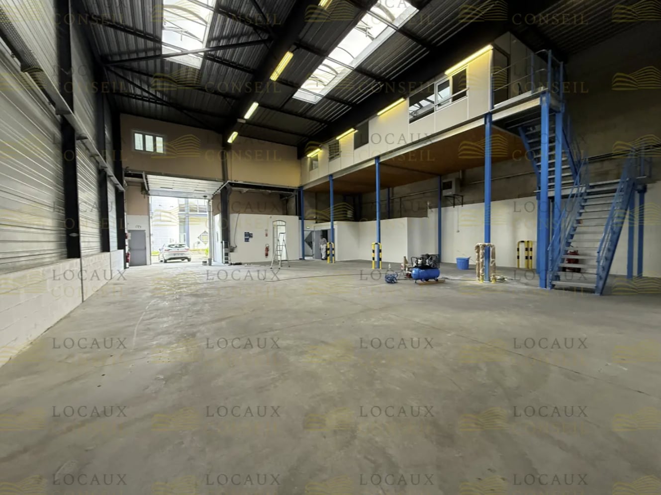 Light Industrial in Élancourt to rent Interior Photo- Image 1 of 6