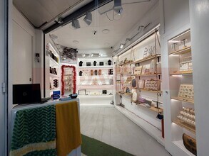 Retail in Barcelona, Barcelona to rent Interior Photo- Image 2 of 4