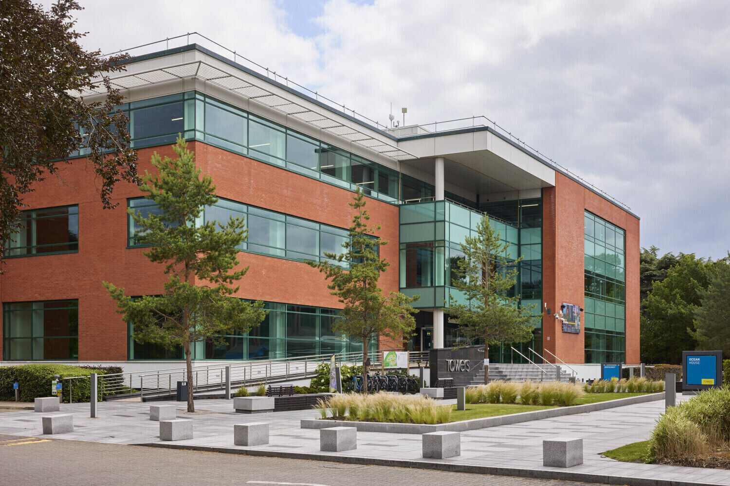 Wilmslow Rd, Manchester to rent Building Photo- Image 1 of 18