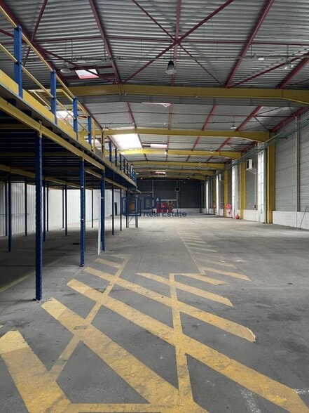 Industrial in Créteil to rent - Interior Photo - Image 1 of 3