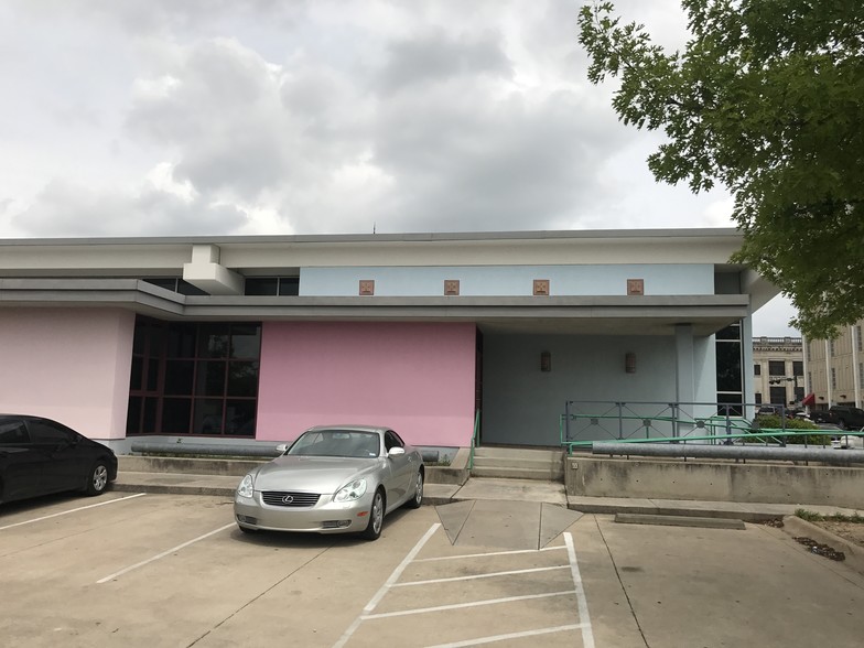 100 W Mulberry St, Denton, TX for rent - Building Photo - Image 2 of 6