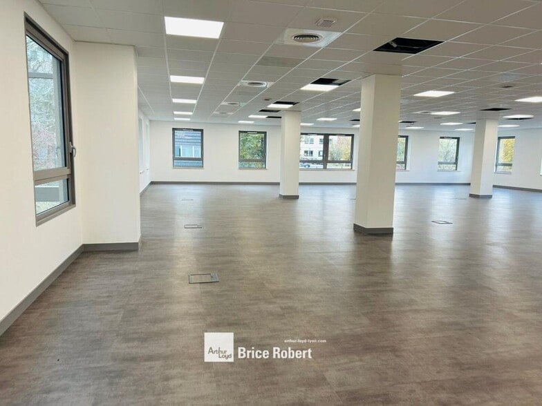 300 Route Nationale 6, Limonest to rent - Interior Photo - Image 3 of 4