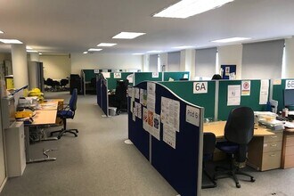 2 Lawn House Clos, London to rent Interior Photo- Image 2 of 4